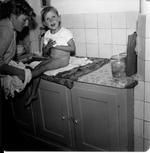 Ole Henriksen in the kitchen with his mother in his childhood home on Tyvedalsgade in Nibe. The family had no bathroom – only a toilet. Private photo 