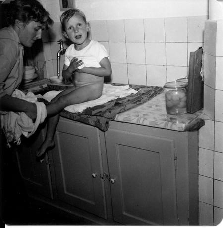 Ole Henriksen in the kitchen with his mother in his childhood home on Tyvedalsgade in Nibe. The family had no bathroom – only a toilet. Private photo 