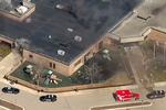 På dette skærmbillede fra en video optaget over synagogen kan man se sort røg komme ud af både taget og flere døre i synagogen. Foto: Abc Affiliate Wxyz/Ritzau Scanpix