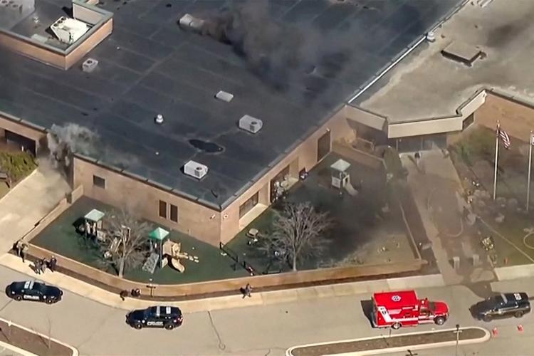 På dette skærmbillede fra en video optaget over synagogen kan man se sort røg komme ud af både taget og flere døre i synagogen. Foto: Abc Affiliate Wxyz/Ritzau Scanpix