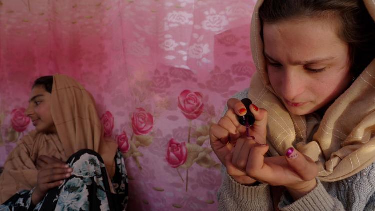 Pigen Zahra er bare en pige som så mange andre., der elsker at lege og grine med sine veninder. Men Taleban har besluttet, at piger ingenting må, efter de er fyldt 14.  Foto: CPH:DOX