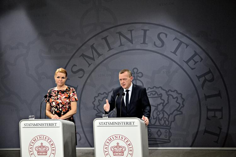 Hvem stemte således imod, da et flertal i Folketinget besluttede at sende deres Inger Støjberg i Rigsretten? Det gjorde Lars Løkke Rasmussen, skriver Christian Jensen. Her ses de fotograferet til et fælles udlændingepolitisk pressemøde i 2015. Foto: Joachim Adrian
