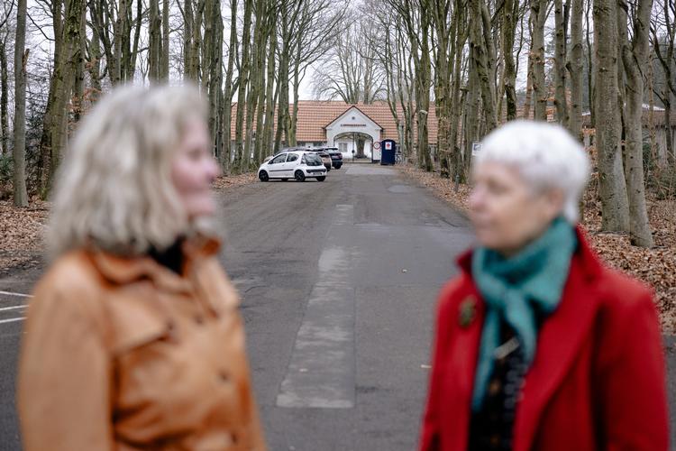 En række tidligere ansatte fra Røde Kors står frem og er stærkt kritiske over for forholdene. De mener, at beboerne bliver behandlet umenneskeligt. Vi møder to af dem foran Kærshovedgård.   Foto: Peter Maunsbach