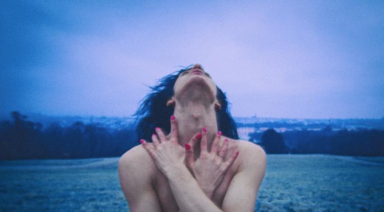 Den unge Adelina drømmer om at blive danser, men har måttet flygte fra sit hjemland Georgien, hvor filmen om hende er forbudt. Foto: CPH DOX  Foto: CPH:DOX