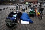 En hjemløs sover på Rådhuspladsen i København. Godt pakket ind på grund af kulden.    Foto: Finn Frandsen