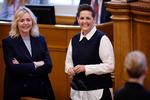 Det Konservative Folkepartis formand, Mona Juul, og SF's formand, Pia Olsen Dyhr, står på hver sin side og trækker i regeringspartierne. Foto: Jens Dresling