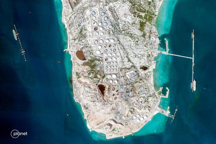 Et satellitfoto af Kharg, den nu meget omtalte olieø ud for Iran. På billedet kan man både se det dybe hav og de store kajer rundt om øen.  Foto: -/Ritzau Scanpix