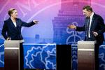 Søndag aften mødes Mette Frederiksen (S) og Troels Lund Poulsen (V) igen til TV-debat. Her skal de bl.a. tale om det emne, som er svært at tale om, men som nok er en underligger hos mange vælgere. Lederskab.  Foto: Mads Claus Rasmussen/Ritzau Scanpix
