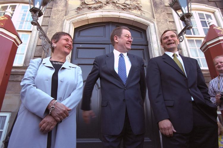  Poul Nyrup Rasmussen præsenterer to nye ministre på Amalienborg Slotsplads i 1999. Birte Weiss blev forskningsminister og Jan Trøjborg udviklingsminister.   Foto: Kim Agersten
