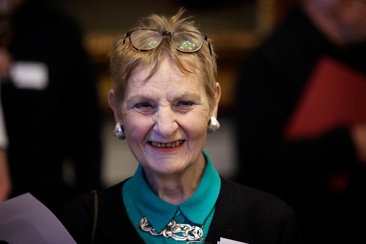 Birte Weiss fotograferet til afsløringen af   Mie Mørkebergs maleri 'Samtalen 1918-2024' og viser 30 kinder der har haft betydning for vores folkestyre de sidste 100 år. Birte Weiss var en af dem.   Foto: Jens Dresling