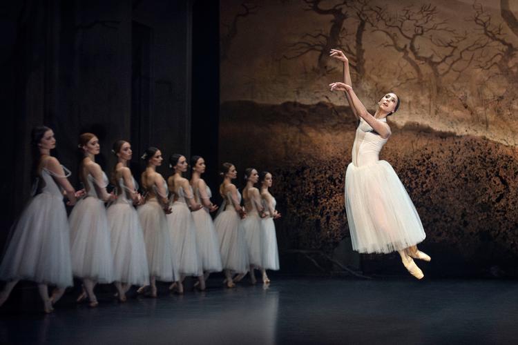 Wilma Giglios Giselle kan svæve som idealiseret, æterisk skabning foran hele raden af svigtede wilier. Forestillingen spiller på Det Kgl. Teater frem til 10. april. Foto: Camilla Winther