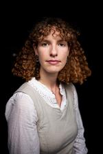 Klara Trebbien Rasmussen (f. 2000) er journalist, uddannet ved Danmarks Medie- og Journalisthøjskole. I foråret 2025 fik hun arbejde i en svineproduktion. Og begyndte at skrive 'Flæsk'. Pr-foto: Sofia Busk