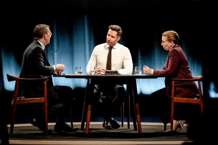 Søndag aften stod statsministeren og vicestatsministeren, over for hinanden i en stærkt iscenesat og temmelig uinteressant debat hos DR, hvor seerne og vælgerne var de egentlige tabere. Vært var Kåre Quist. Foto: Mads Claus Rasmussen/Ritzau Scanpix