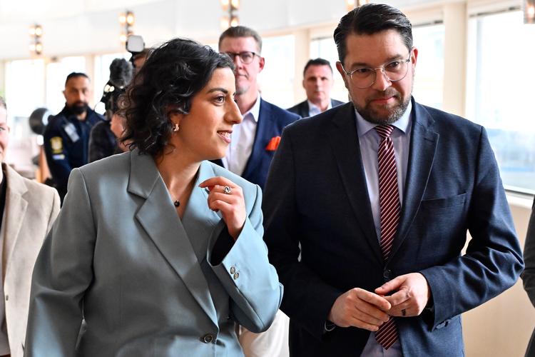 Simona Mohamsson fra Liberalerna og Sverigedemokraternas Jimmie Åkesson ses her forud for pressemødet i fredags, hvor de præsenterede en aftale med 15 punkter forud for det svenske valg i september.  Foto: 10040 Anders Wiklund/tt/Ritzau Scanpix