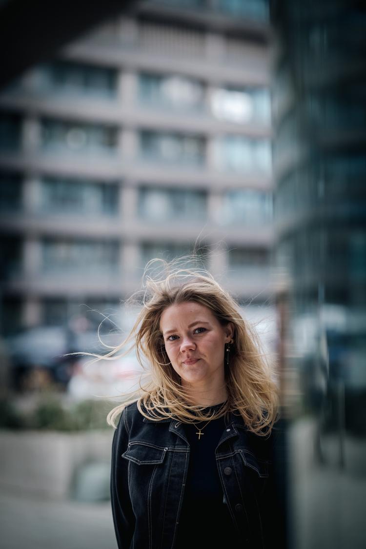 Når Helene bliver uddannet sygeplejerske, får hun en pensionsordning med en såkaldt livrente. Derfor har hun mulighed for at lægge den livrentepension, hun allerede har sparet op gennem sit sabbatårsjob, sammen med sin fremtidige opsparing. Foto: Miriam Dalsgaard