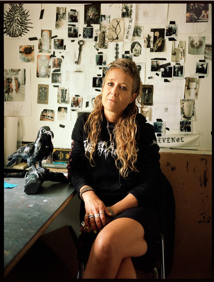 Rose Eken begyndte at arbejde med ler omkring 2007 på et tidspunkt, hvor det hverken var moderne eller smart at lave skulpturer i ler. Foto: Petra Kleis