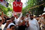 Partimedlemmer fra Indiens oppositionsparti, Indian National  Congress, demonstrerede mod prisstigninger og mangel på flydende gas (LPG) i New Delhi i sidste uge.  Foto: Arun Sankar/Ritzau Scanpix