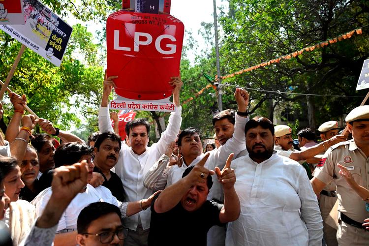 Partimedlemmer fra Indiens oppositionsparti, Indian National  Congress, demonstrerede mod prisstigninger og mangel på flydende gas (LPG) i New Delhi i sidste uge.  Foto: Arun Sankar/Ritzau Scanpix