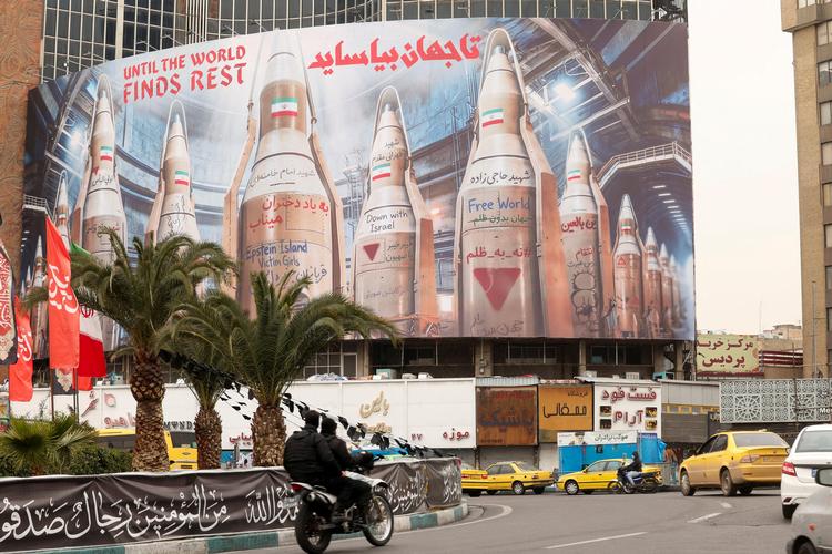 Vægbanner i Teheran. De iranske missiler har fået hver sin adresse-label: ’Epstein-øen’, ’Den frie verden’ og ’Ned med Israel’ – ’Indtil verden finder ro’. Foto: Alaa Al-marjani/Ritzau Scanpix
