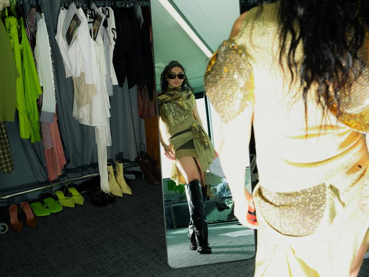 Charli XCX foran spejlet. Spejlinger og spejlkabinetter spiller naturligvis en rolle i en mockumentary, hvor hovedrolleindehaveren kun 'spiller' sig selv.  Foto: UIP