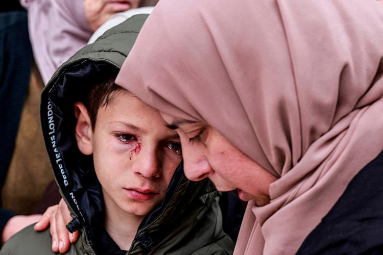 8-årige Mustafa mistede lørdag sin far, mor og to brødre, som blev skuddræbt på en køretur på Vestbredden. Kun han og hans storebror overlevede. Storebroren Khaled har fortalt Reuters, at han selv blev trukket ud af bilen og tæsket af en soldat, som sagde: »Vi slog hunde ihjel«. Foto: Jaafar Ashtiyeh/Ritzau Scanpix