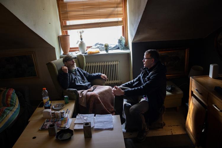 Mange af de lejligheder, som boligrådgiver i Københavns Kommune Erik Anker (th.) besøger, er alvorligt misligholdt. For nogle måneder siden flød øldåserne også i Steen Heckmann Andreasens lejlighed. Men i dag er der rent.  Foto: Vikki Søholm