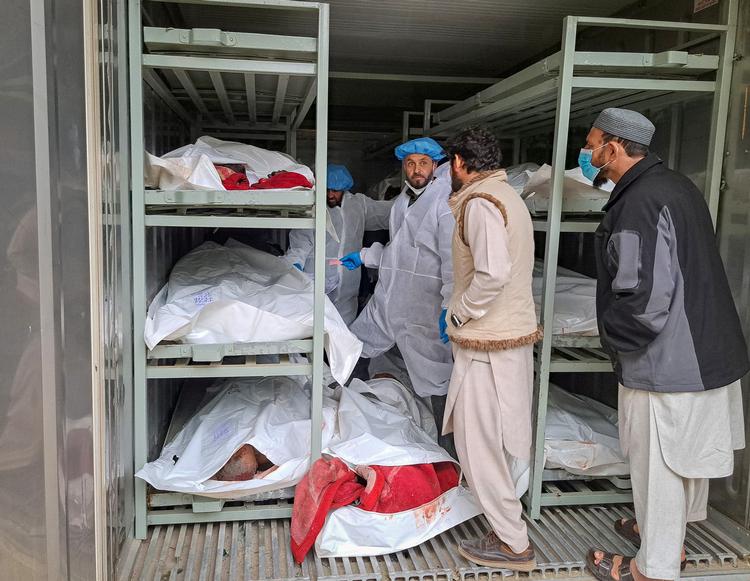 Pårørende forsøger at identificere et af ofrene for et luftangreb på en narkoafvænningsklinik i Kabul, der blev udført sent mandag aften lokal tid. Foto: Yunus Yawar/Ritzau Scanpix