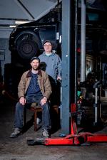 De er født med ti års mellemrum og har forskellige biologiske forældre og livsvilkår. Alligevel har brødrene Emil Langballe (siddende) og Martin Jensen et tæt brødreforhold.  Foto: Mads Nissen