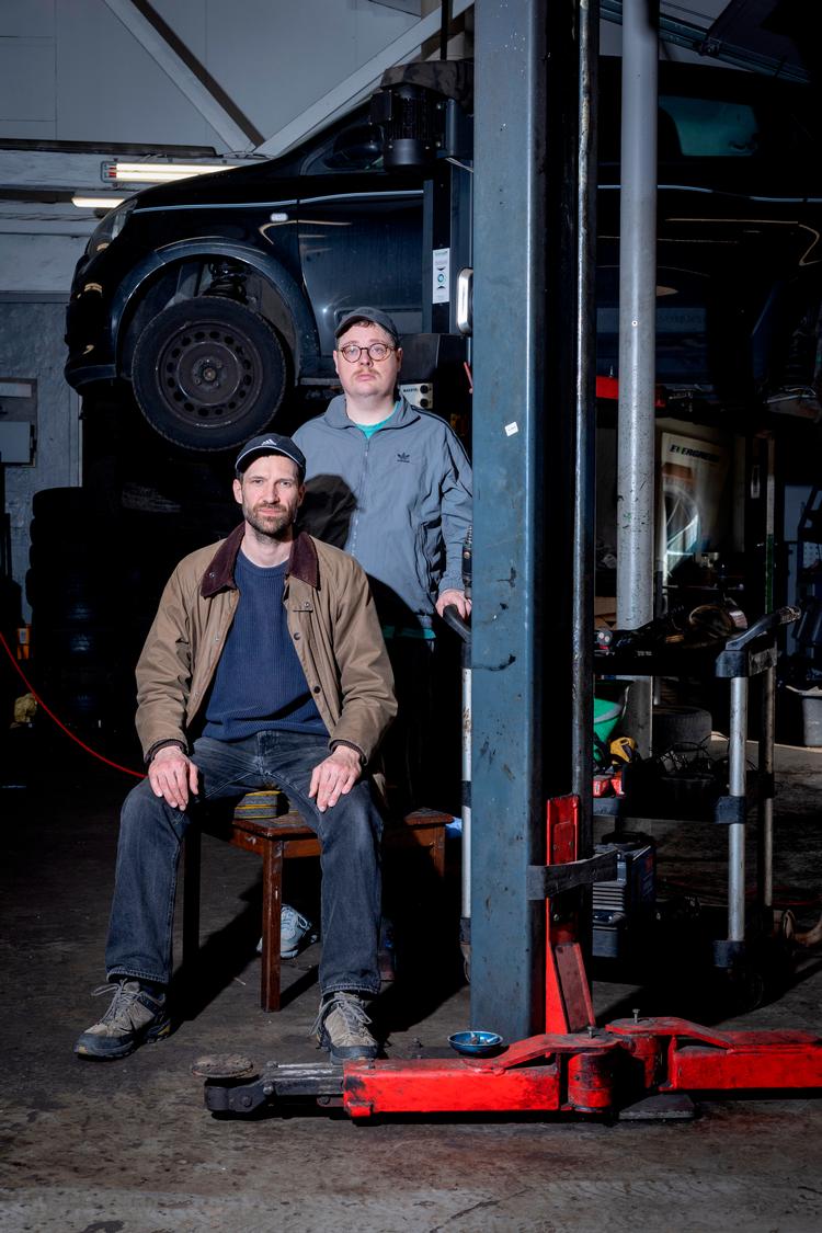 De er født med ti års mellemrum og har forskellige biologiske forældre og livsvilkår. Alligevel har brødrene Emil Langballe (siddende) og Martin Jensen et tæt brødreforhold.  Foto: Mads Nissen