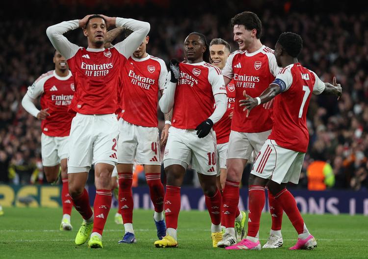 Arsenals William Saliba tager sig til hovedet i benovelse over Eberechi Ezes drømmemål mod Bayer Leverkusen i Champions League-ottendedelsfinalen. Foto: Andrew Boyers/Ritzau Scanpix