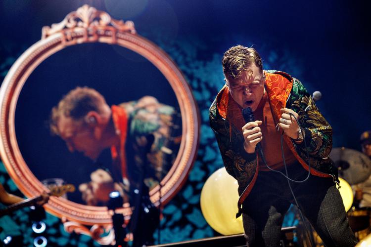 I KB-Hallen lød Tyler Childers stemme som et kryds mellem sårbar bekendelser og  den slags kampopråb, der antænder optøjer. Foto: Jacob Ehrbahn