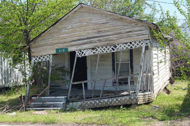 Et forladt hus i Lake Providence, der har set bedre dage. Et syn, der gentager sig. Foto: Anders Tornsø Jørgensen