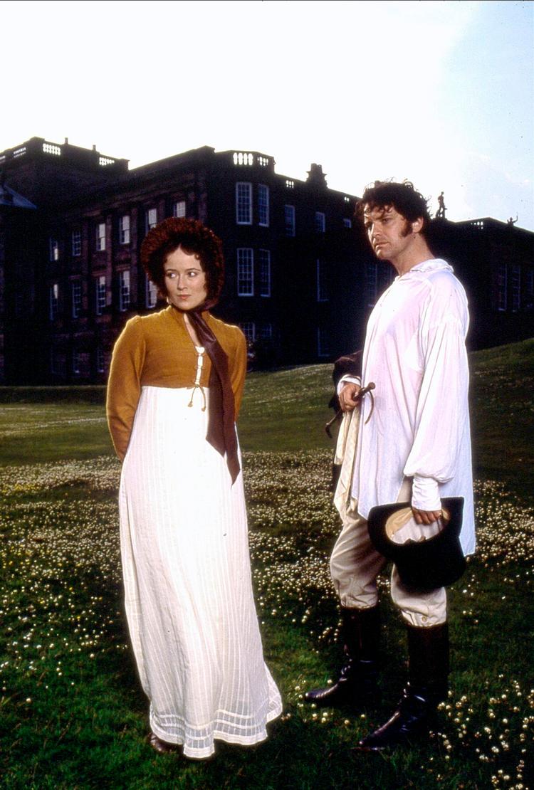 Jennifer Ehle spillede Elizabeth Bennet, og Colin Firth var Mr. Darcy i den slidstærke serieversion af 'Stolthed og fordom' fra 1995. Til efteråret kommer en ny serie med samme roman som forlæg.   Foto: Mary Evans/af Archive/bbc/Ritzau Scanpix