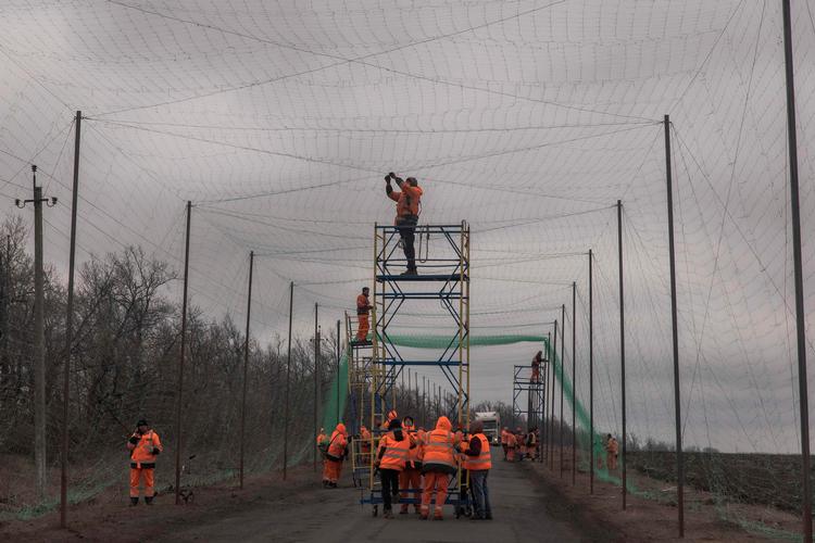 Ukrainske veje nær fronten dækkes af net, der skal hindre, at russerne kan ramme køretøjer med droner. Foto: Roman Pilipey/Ritzau Scanpix