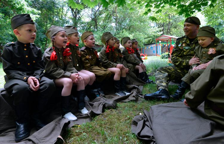 Børn synger en sang til spillet Zarnitsa – et strategisk holdspil fra sovjettiden. Foto: Danil Semyonov/Ritzau Scanpix