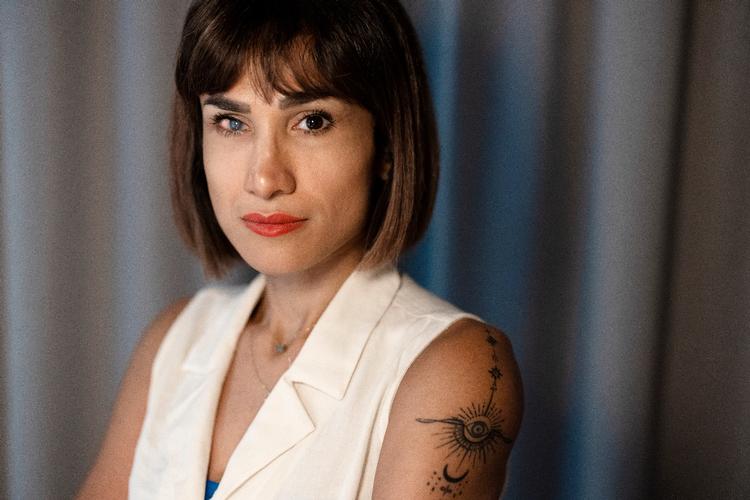 Mersedeh Shahinkar siger, at iranerne giver hende håb. »Når jeg ser alle bombardementer, bliver jeg ofte ked af det, og frygter sådan, at de ødelægger det hele. Men så taler jeg med dem derhjemme, og de siger, at de er glade, og at de ser en positiv afslutning«. Foto: Thomas Borberg