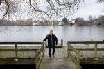 Lars Olsen viser vej fra toppen til bunden af den sociale rangstige. Foto: Thomas Borberg