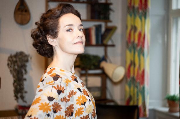 Når ’Dansen med Regitze’ til april har premiere på Det Kongelige Teater, er det første gang, romanen kan opleves som teater. Maria Rossing står på scenen i titelrollen. Foto: Maria Albrechtsen Mortensen/Kgl. Teater