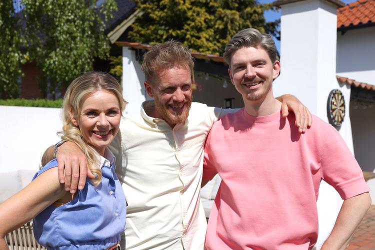 Værten Tobias Hansen (i midten) og eksperterne Anne Glad og Jacob Holst Mouritzen analyserer løs i 'Kender du typen'. Mon de ikke i skolen lærte, at man ikke må skue hunden på hårene? Foto: Karsten Mud