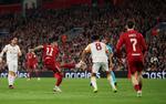 Med sit signaturspark med venstrebenet fra højre side af feltet lukkede Liverpools Mohamed Salah kampen mod Galatasaray med sin scoring til 4-0. Foto: Phil Noble/Ritzau Scanpix
