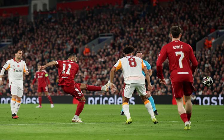 Med sit signaturspark med venstrebenet fra højre side af feltet lukkede Liverpools Mohamed Salah kampen mod Galatasaray med sin scoring til 4-0. Foto: Phil Noble/Ritzau Scanpix