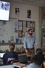 Chris Dier fortæller om rædslerne fra Vietnamkrigen. Undervejs giver han eleverne mulighed for at forlade lokalet, hvis billederne bliver for voldsomme. Foto: Anders Tornsø Jørgensen