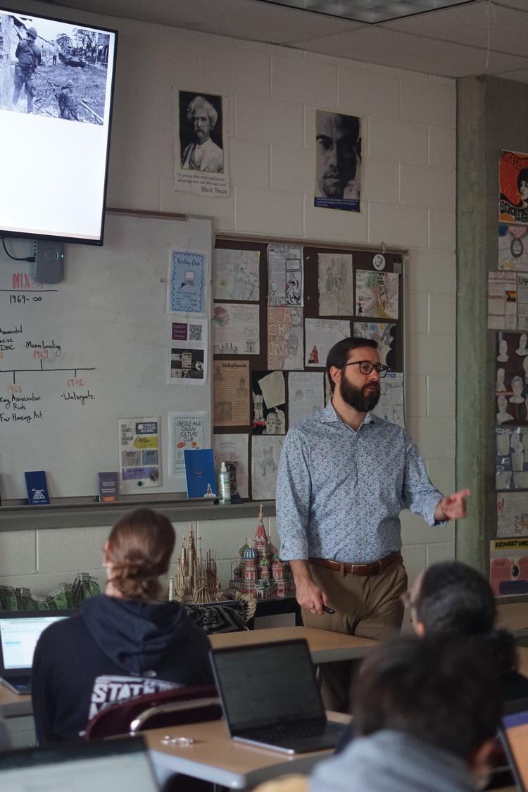 Chris Dier fortæller om rædslerne fra Vietnamkrigen. Undervejs giver han eleverne mulighed for at forlade lokalet, hvis billederne bliver for voldsomme. Foto: Anders Tornsø Jørgensen