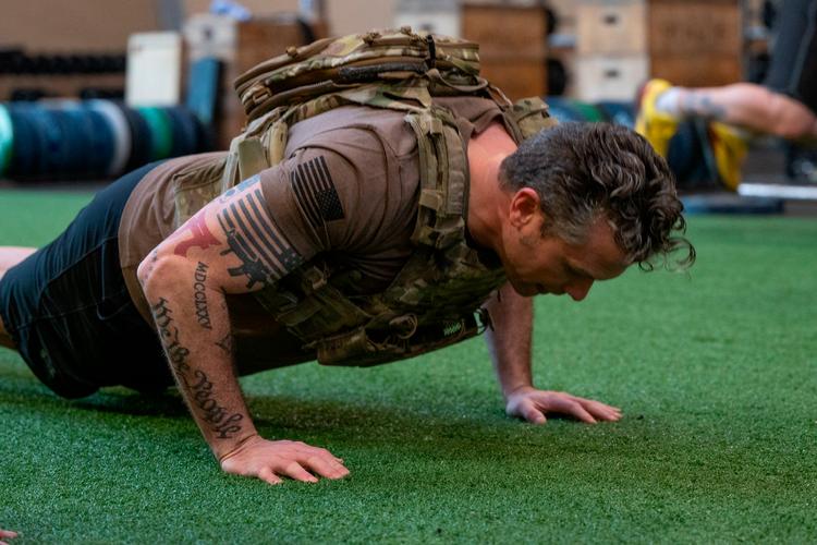 Pete Hegseth træner her med de amerikanske specialstyrker på basen i Pearl Harbour på Hawaii.  Foto: Sra Madelyn Keech/dod/planet Pix/Ritzau Scanpix