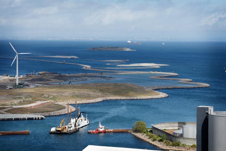 350 store lastbiler fylder hver dag i 30 år jord ud i Øresund for at skabe Lynetteholm, hvor havvindmøller nu er blevet omsluttet. Det er ulige dyrere for miljø og klima at bygge, hvor der i forvejen hverken er land, veje eller anden infrastruktur.  Foto: Jens Dresling