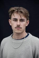 Nelio Biedermann (f. 2003) er vokset op ved Zürichsøen. Hans familie stammer fra ungarsk adel, og hans bedsteforældre flygtede i 1950’erne til Schweiz. Biedermann studerer germanistik og filmvidenskab ved universitetet i Zürich.  Foto: Ruben Hollinger