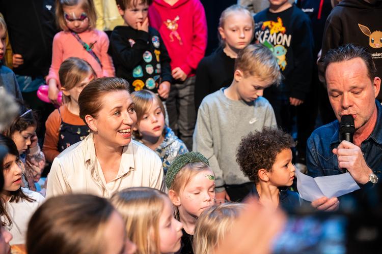 Socialdemokratiet havde inviteret både store og små til børnefest med fri buffet og sodavand på Frederiksberg, da statsminister Mette Frederiksen (S) foreslog at lade småbørnsforældre gå ned i tid. Foto: Emil Nicolai Helms/Ritzau Scanpix