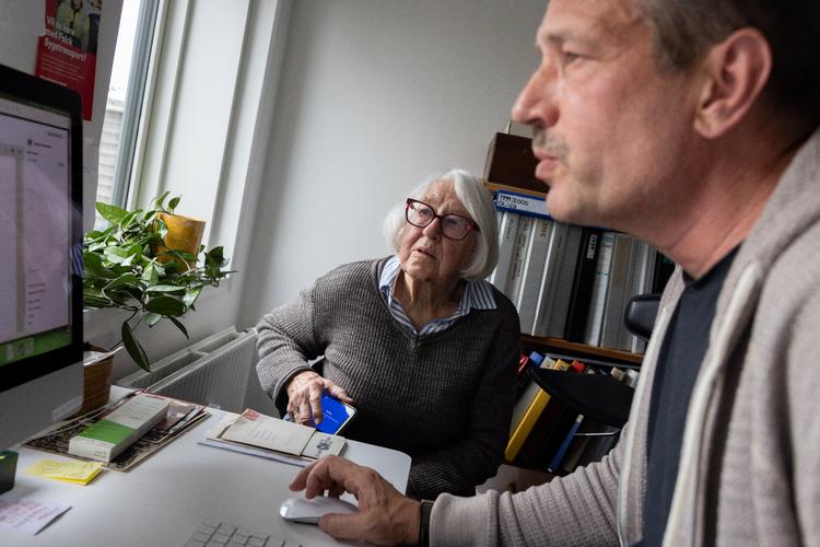 På en travl dag når Martin Thorborg også lige at besøge sin mor, som lige fik lidt it-hjælp.  Foto: Vikki Søholm