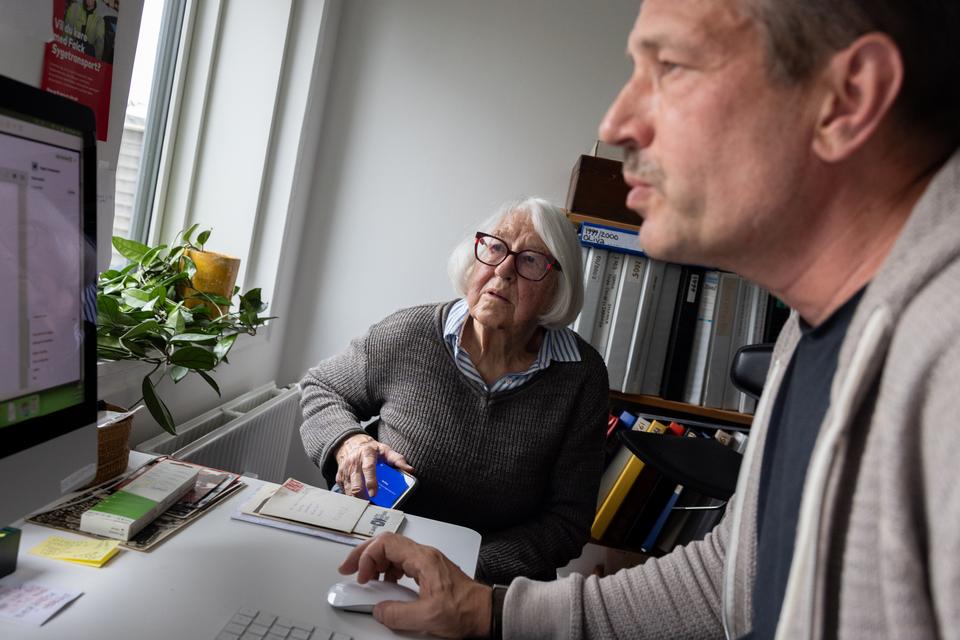 På en travl dag når Martin Thorborg også lige at besøge sin mor, som lige fik lidt it-hjælp.  Foto: Vikki Søholm