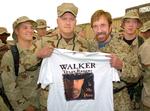 Chuck Norris (th.) besøgte i 2006 Ali Al Saleem Air Base i Kuwait, da han var på en ugelang turné for at styrke moralen blandt amerikanske soldater i regionen.  Han fik en T-shirt af soldaterne med titlen på tv-serien, hvor han spiller en ranger, der er krigsveteran. Arkivfoto: Mike Theiler